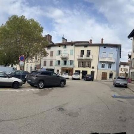 Appartement Sur La Place De Poncin Luaran gambar