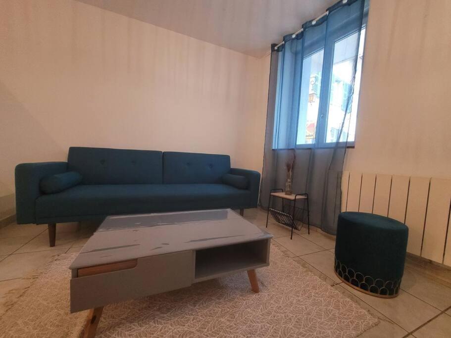 Appartement Sur La Place De Poncin Luaran gambar