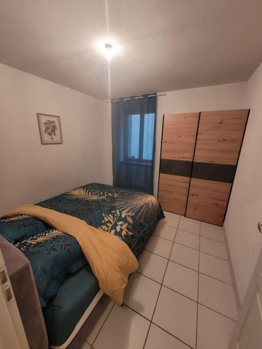 Appartement Sur La Place De Poncin Luaran gambar