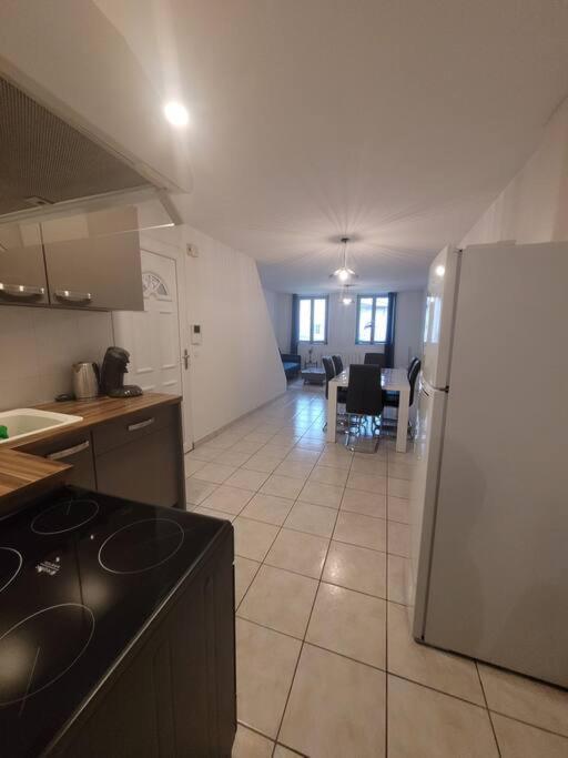 Appartement Sur La Place De Poncin Luaran gambar