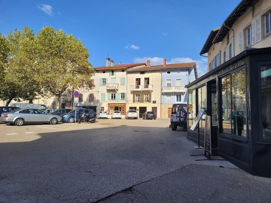 Appartement Sur La Place De Poncin Luaran gambar